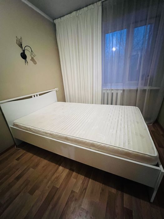 Кровать белая полуторка с матрасом
