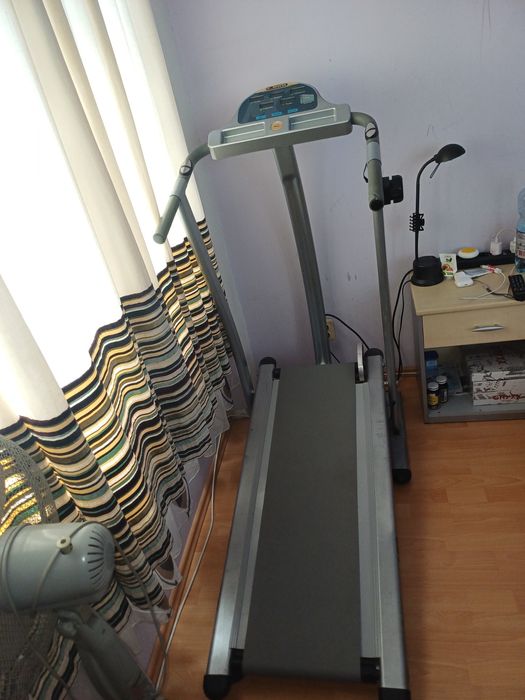 Bandă de alergare fitness, mecanică, compactă – stare foarte bună