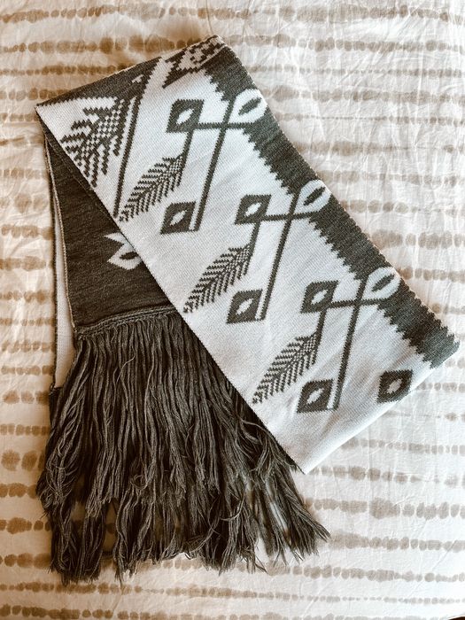 Шал с вълна и народни шевици