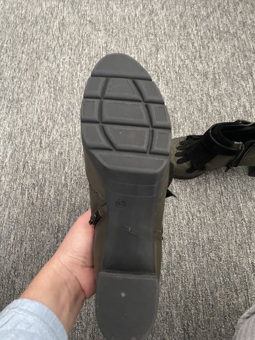 Vând pantofi de piele.