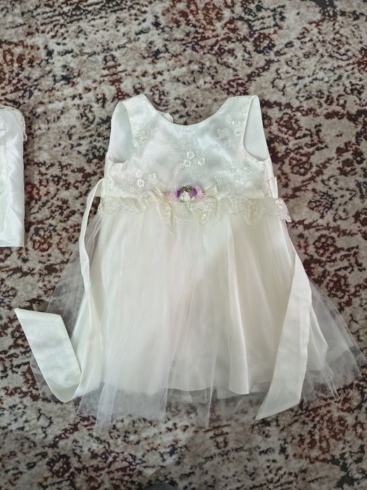 Продаются платья очень красивые и нежные для маленьких принцесс.