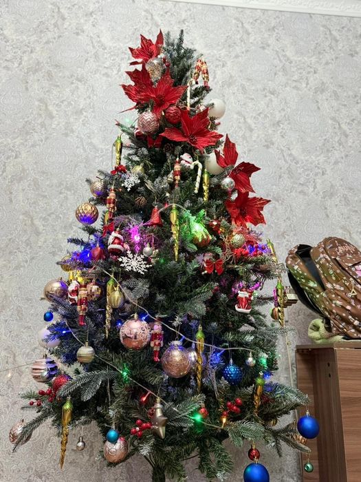 Продам елочку с игрушками