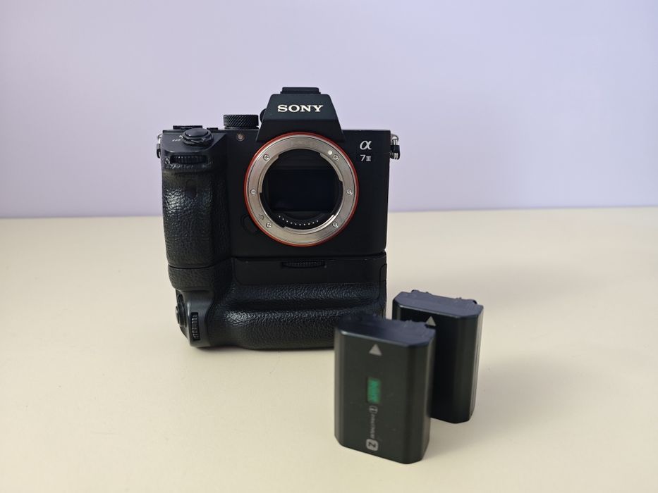 Sony A7III + Оригинален грип + 2 батерии Sony