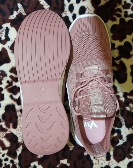 Vând urgent adidasi