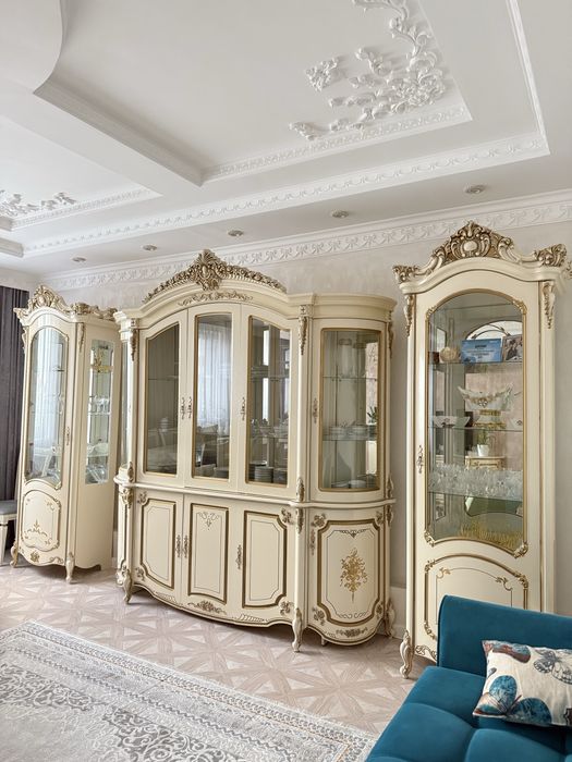 Серванты, комод, стол и стулья