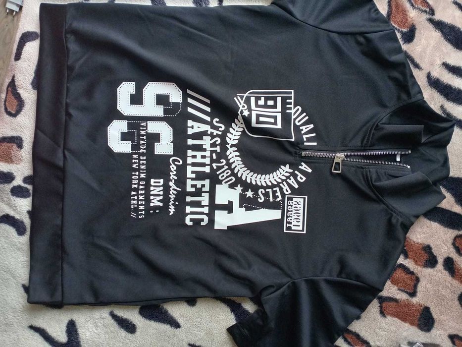 новая женская кофточка + 2 футболки новые за все 3000