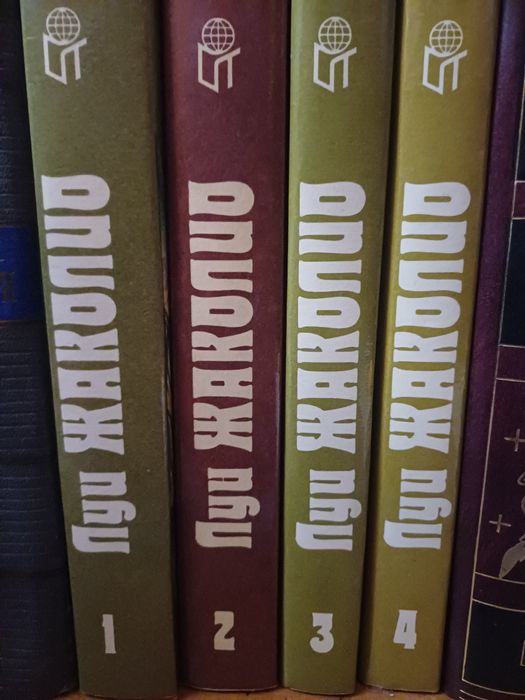 Книги разного жанра,и формата.