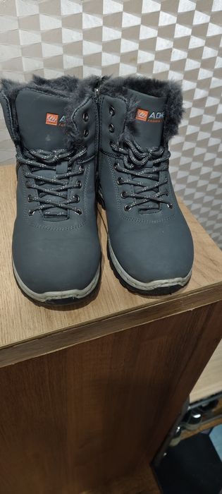 Недорого продам женские зимние ботинки