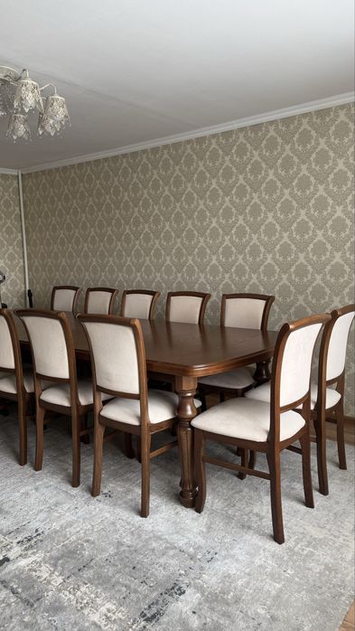 Продается стол и 10 стульев