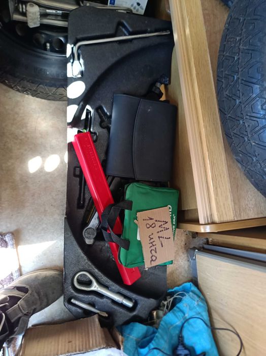 Патерици в комплект с останалите аксесоари за Мерцедес