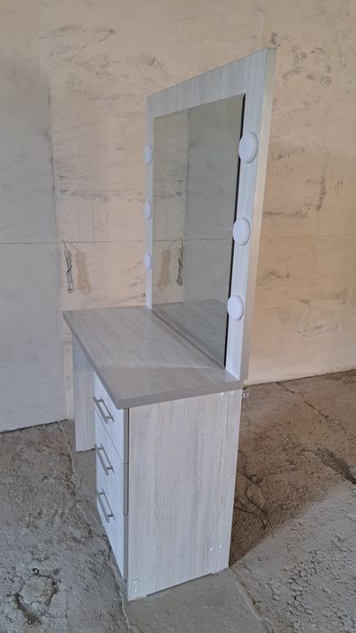 Парикмахерский стол сотилади