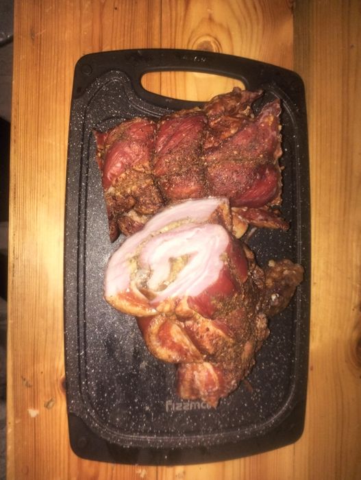 Грудинка , рулеты  и рёбра горячего копчения .