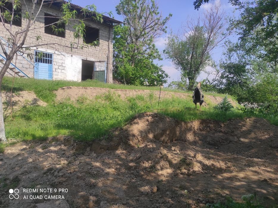 Продается участок возле канала(сзади дома проходит)с домом