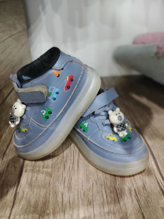 Bolalar oyoq kiyimlari sotiladi xolati yaxwi narxini keliwtirib berama