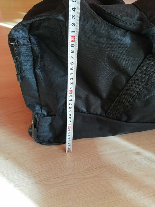 Пътна чанта с колела и дръжка