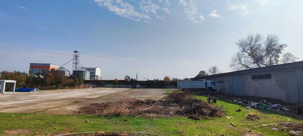 Продаётся земельный участок с постройкой