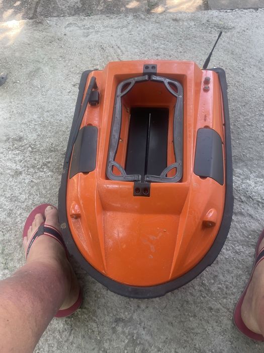 Лодка за. Захранка. Gps. sonar.  с две батерий