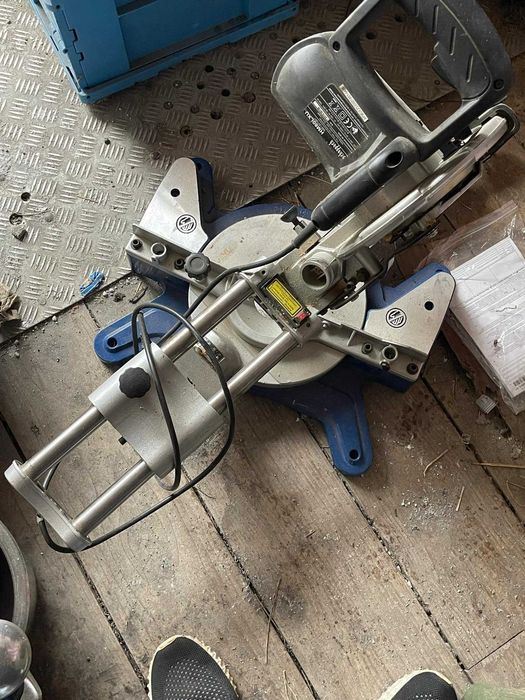 Плъзгащ се напречен скосяващ трион