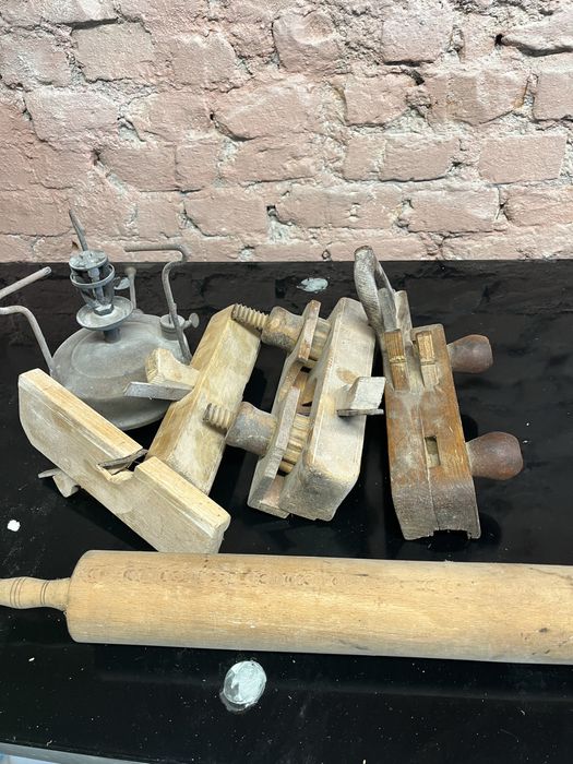 Vand diverse  lucruri vechi pentru expunere