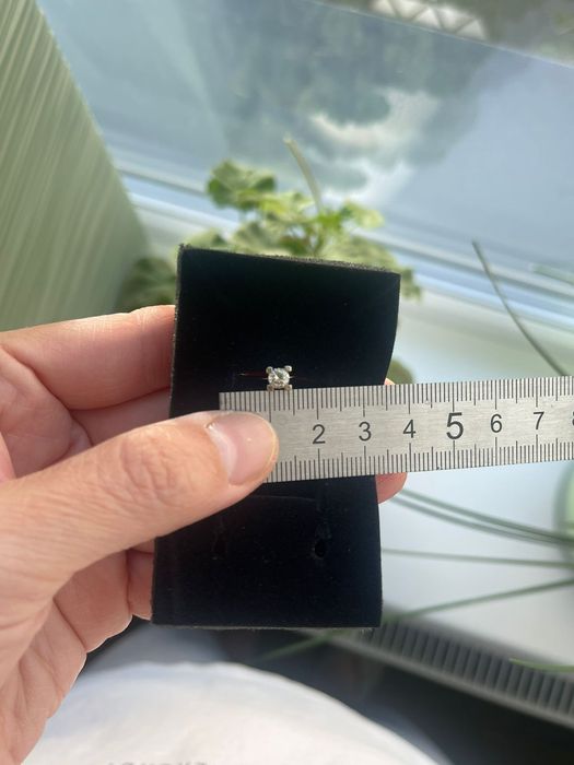 Продам кольцо с бриллиантом