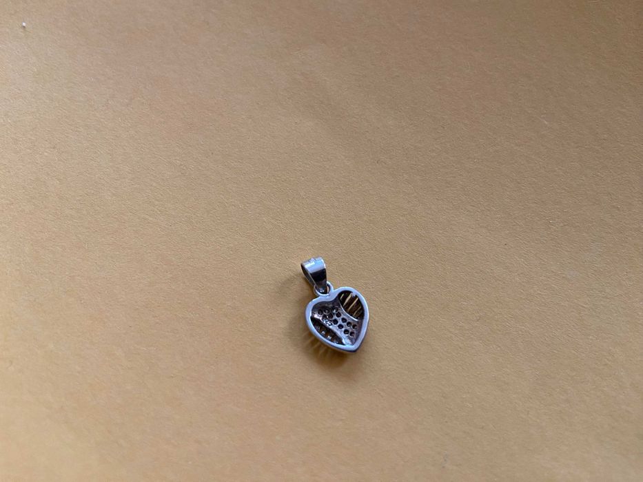 Сребърна висулка - сърце с камъчета