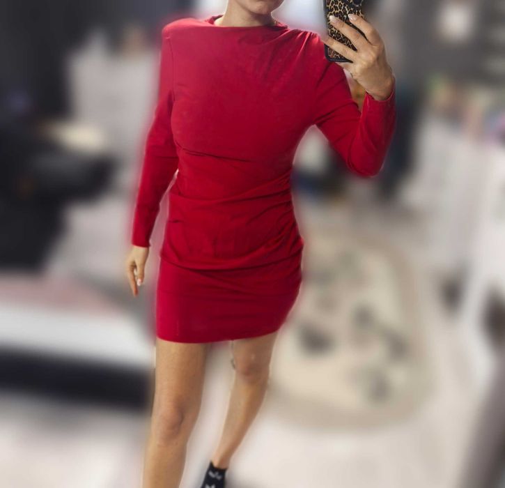 Червена рокля с изрязан гръб