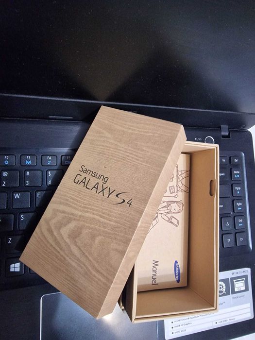 Vând cutie de telefon Samsung Galaxy S4