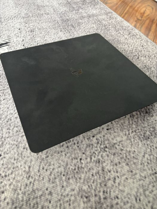 продам ps4 с 4 встроеными играми