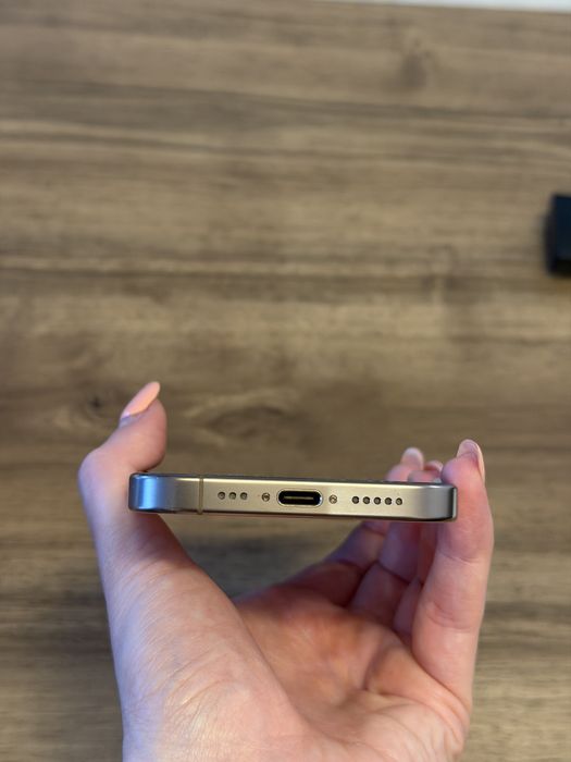 Iphone 16 pro - desert titanium
