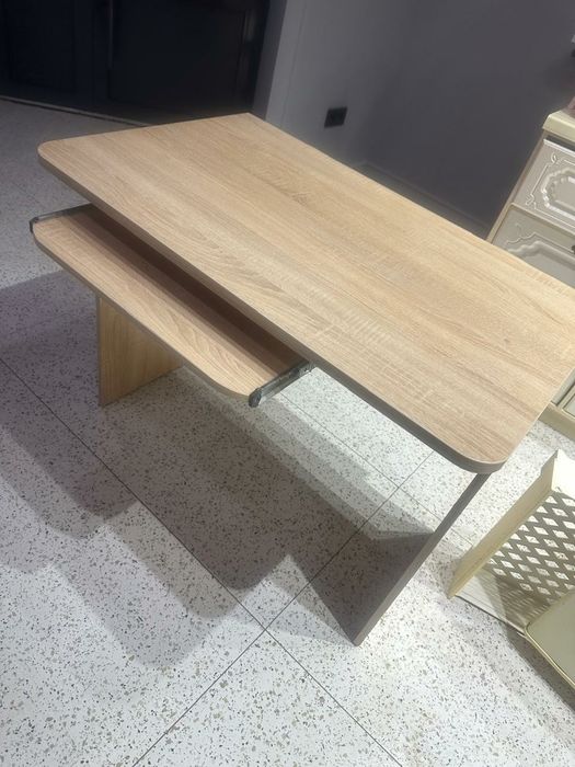 Продам  компьютерный стол и стулья