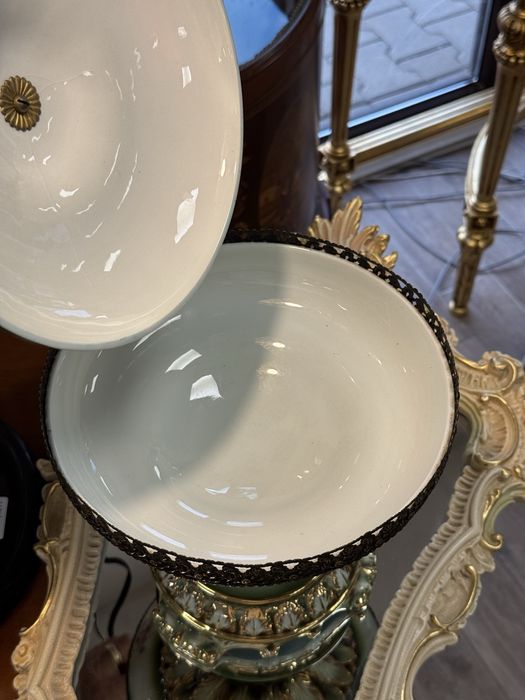 Bomboniera din portelan cu elemente alama