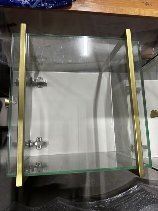 Стеклянная витрина для аксессуаров