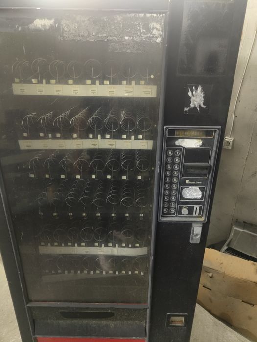Automat  vending . Restiera. Dozator snack .