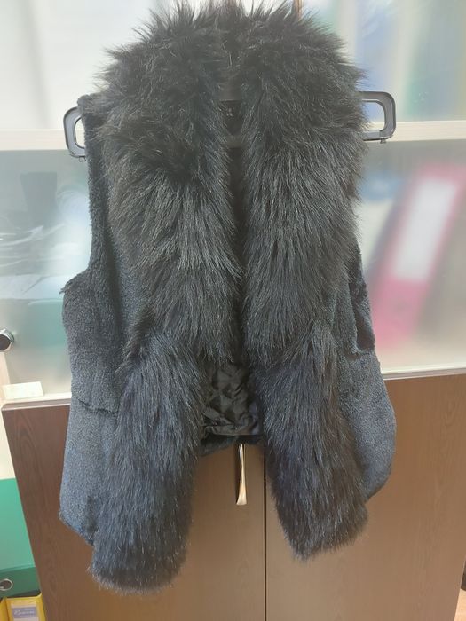 Намален черен дамски пухен елек