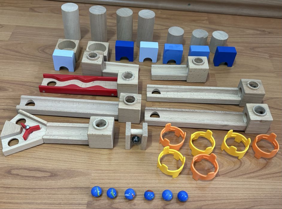 Vând joc construcție cu piese din lemn, circuit cu bile