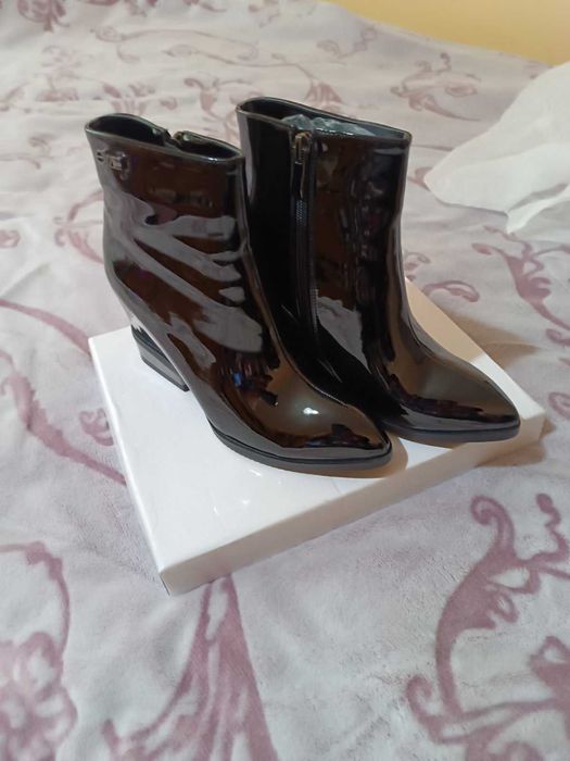 Дамски черни лачени боти