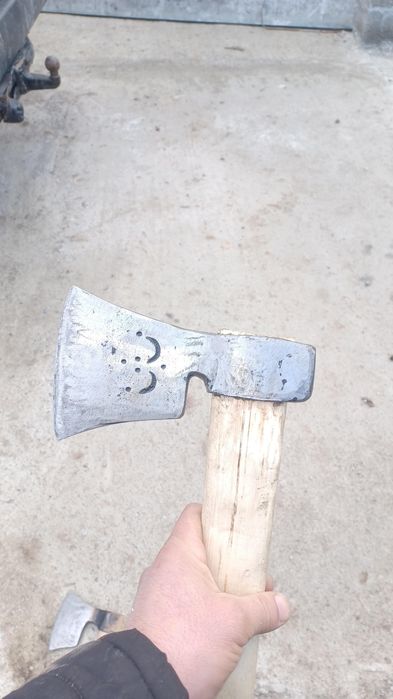 Vând topoare de diferite mărimi confecționate din foi de arc