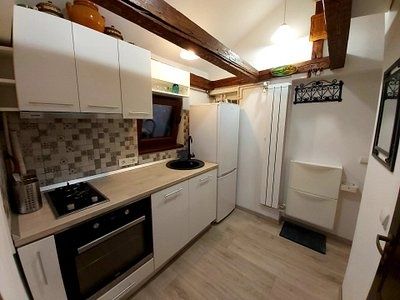 Garsoniera cocheta si spatiu depozitare - de inchiriat Piata Victoriei