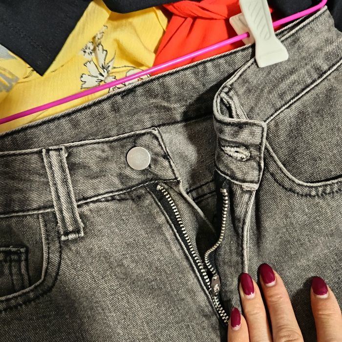 Blugi largi de culoare gri sters