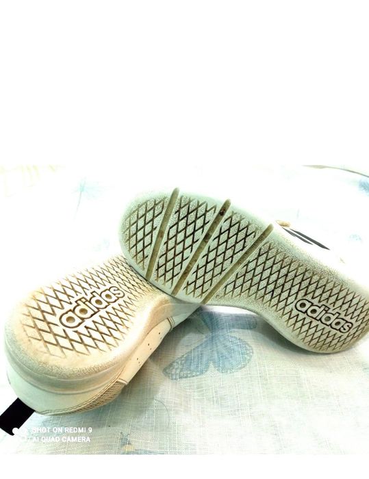 Adidasi marca ADIDAS original din piele naturală.Marimea 31.
