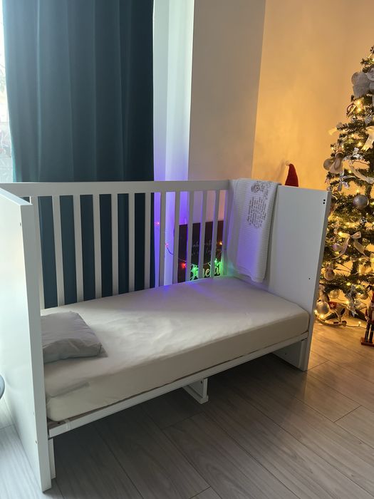 Patut bebe alb din lemn masiv