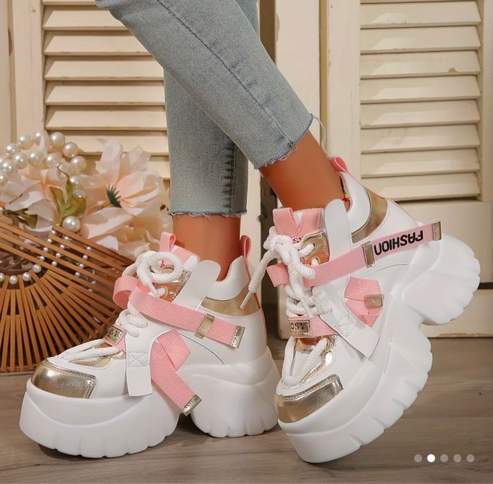 Продам кроссовки женские