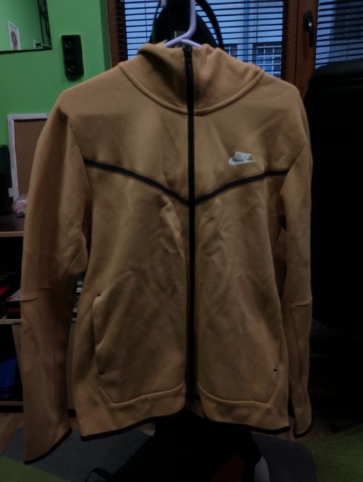 ЧИСТО НОВО горнище на Nike tech fleece бежов