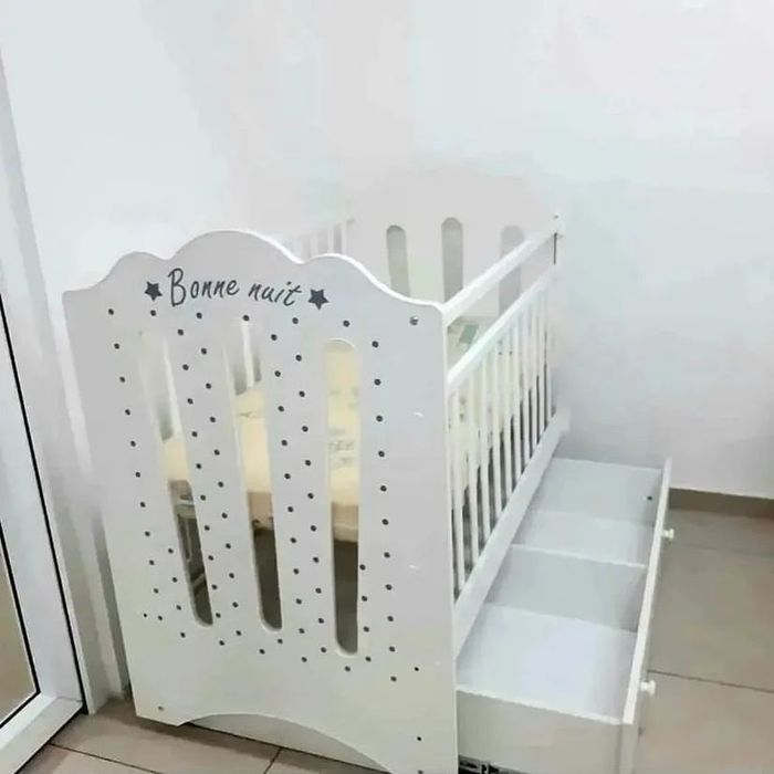 Манеж с матрасом с маятником