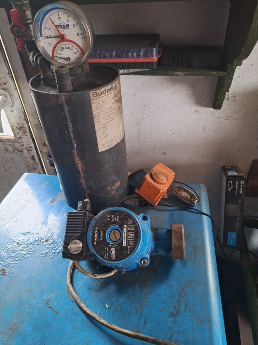 Vând centrala 24kw buderus cu pompă si vas ,și ups cu 2 baterii