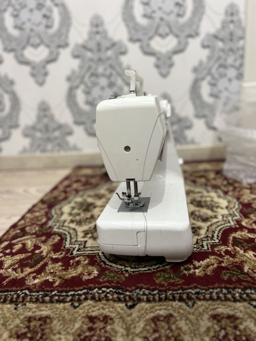 Tikuv moshinasi ishlidi yengi