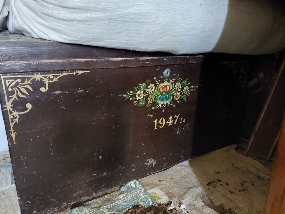 Старинен дървен скрин.