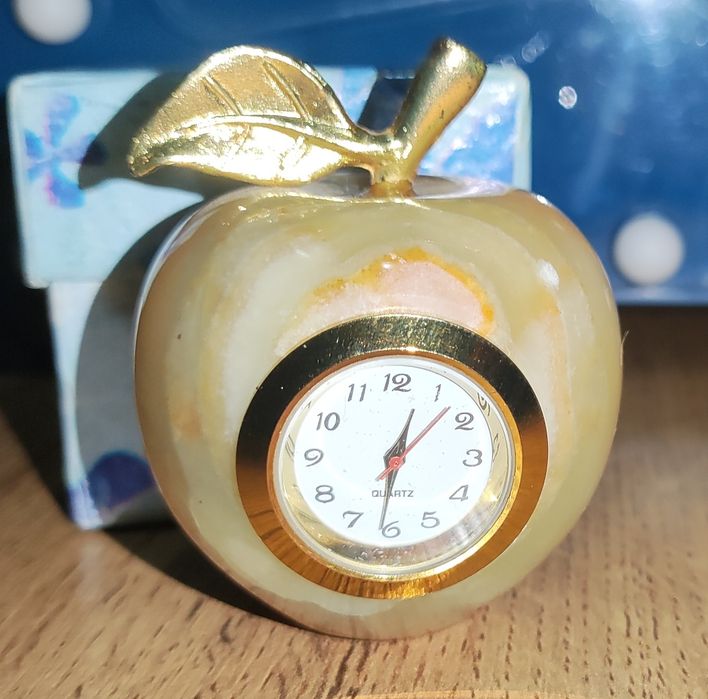 Часы-яблоко из камня оникс. С коробкой.