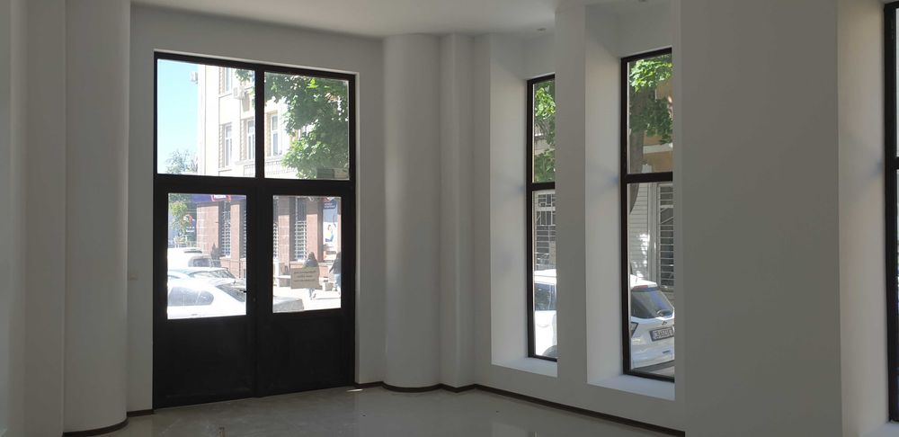 Дава се под наем Магазин в Варна, ЖП Гара - 220 кв.м за 1428 € - Снимка #2