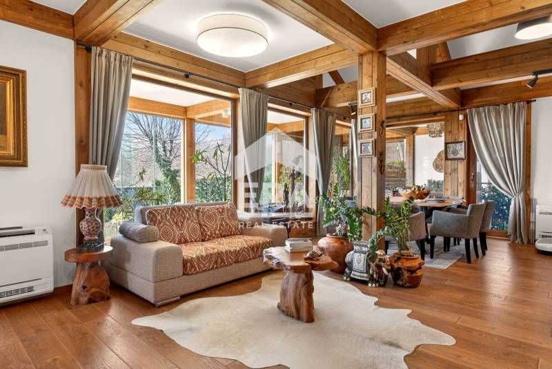 Двуетажна, новопостроена, стилно обзаведена къща за продажба, с двор,